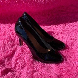 Clarks 3.5” heel patent leather black classic pumps size 8.5
